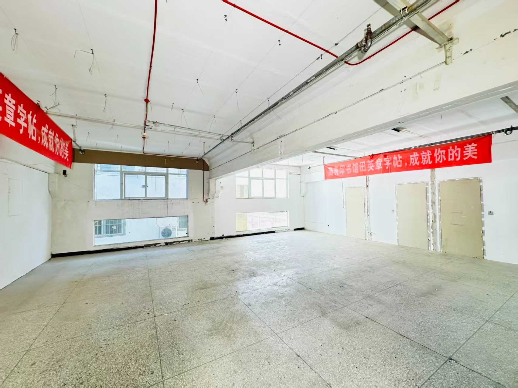 符家屯东路重点吸引人工智能应用、数字经济、电商直播、智能制造服务、软件开发、科技创新企业及创业团队入驻